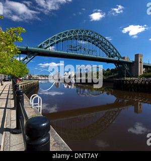 Une vue sur le pont Tyne reflétée dans la rivière Tyne vus de Newcastle Quayside Banque D'Images