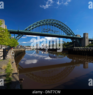 Une vue sur le pont Tyne reflétée dans la rivière Tyne vus de Newcastle Quayside Banque D'Images