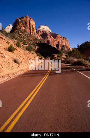 Deux voies l'autoroute au sud-ouest du Désert Voyages Paysage de l'Utah Banque D'Images