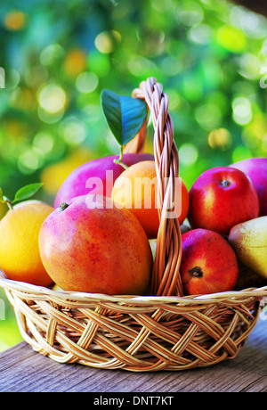Panier de fruits mûrs sur Banque D'Images