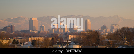 Salt Lake City avec la chaîne de montagnes Wasatch montrant à travers la pollution atmosphérique Banque D'Images