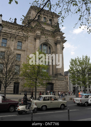 Ciel bleu nuages blancs de portrait, de Palais du Reichstag, moto-scooter passant trois voitures Trabant, Scheidmannstrasse à Eberstrasse, Berlin Banque D'Images