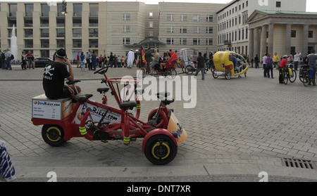 Voir, à DZ Bank et cyclo tourisme, homme assis à l'arrière de sept rouge assis visites 'groupe', Pariser Platz, Berlin Banque D'Images