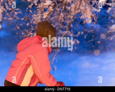 La tempête de neige à Indianapolis le Jan 5, 2014. Une jeune personne de la poudrerie dans des vêtements d'hiver Banque D'Images