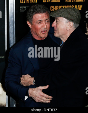 Robert DeNiro (R) et Sylvester Stallone assister à la première mondiale de "grudge match' au Ziegfeld Theatre. Banque D'Images