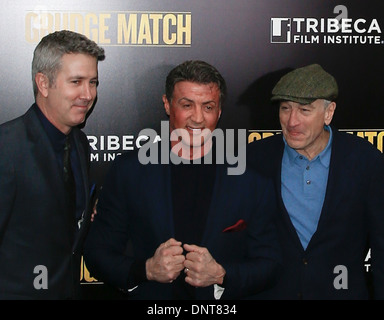 (L-R) Pete Segal, directeur et acteurs Sylvester Stallone (C) et Robert DeNiro assister à la première de "grudge match'. Banque D'Images