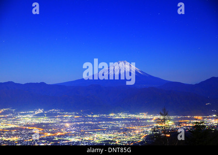 Vue nocturne de la ville de Kofu et Mt. Fuji, Yamanashi, Japon Banque D'Images