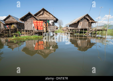 Village de pêcheurs birmans maisons construites en bambou sur pilotis. Banque D'Images