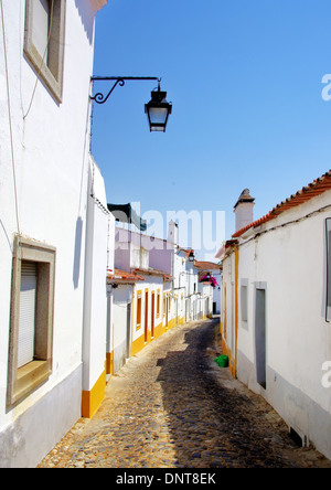 Old street à Evora. Le Portugal. Banque D'Images