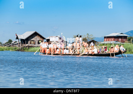 Une fois par an, à la fin d'octobre, il y a une fête au cours de laquelle les cinq images de Bouddha sont ramé autour du lac . Banque D'Images