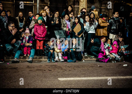 Barcelone, Espagne. 5 Janvier 2014 : Des centaines de milliers de personnes se rassemblent dans les rues de Barcelone pour suivre les Mages cavalcade rendant sa manière traditionnelle à travers la ville : Crédit matthi/Alamy Live News Banque D'Images