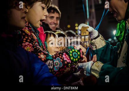 Barcelone, Espagne. 5 Janvier 2014 : Les enfants sont estampillés par les rois pages comme ils livrent leur liste de voeux lors de la cavalcade des rois mages 2014 à Barcelone. Credit : matthi/Alamy Live News Banque D'Images