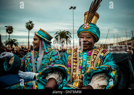 Barcelone, Espagne. 5 Janvier 2014 : Le Roi Baltasar quitte le port de Barcelone dans une voiture classique pour la Cavalcade des Rois Mages : Crédit matthi/Alamy Live News Banque D'Images