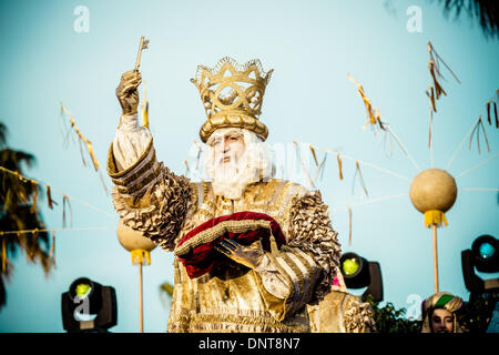 Barcelone, Espagne. 5 Janvier 2014 : Le roi Melchior a reçu les clés de la ville de Barcelone par Xavier Trias majeurs comme le sage rois arrivent dans le Port de Barcelone : Crédit matthi/Alamy Live News Banque D'Images