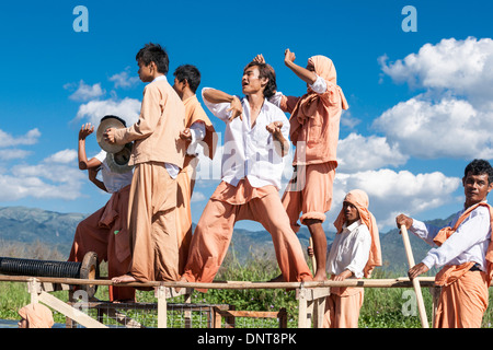 Lac Inle, MYANMAR - le 3 novembre, quatre images de Bouddha à la Pagode Phaung daw oo-menées sur barge pagode royale autour de 14 villages Banque D'Images