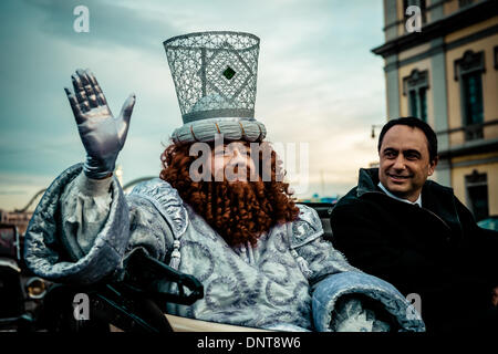 Barcelone, Espagne. 5 Janvier 2014 : Le Roi Gaspar quitte le port de Barcelone dans une voiture classique pour la Cavalcade des Rois Mages accueil le rassemblement des milliers d'enfants de la rue : Crédit matthi/Alamy Live News Banque D'Images