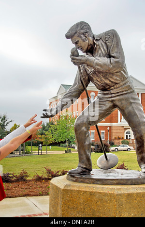 Statue d'Elvis Presley à son retour les concerts en 1956 à Tupelo, Mississippi, le domicile d'Elvis Presley pour ses 13 premières années Banque D'Images