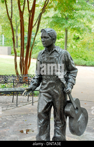 Statue d'Elvis Presley comme un garçon avec sa première guitare de Tupelo, Mississippi, domicile d'Elvis Presley pour ses 13 premières années Banque D'Images