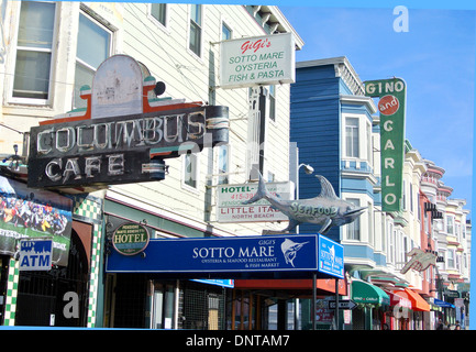 Voir d'enseignes au néon sur Filbert Street à North Beach à San Francisco Banque D'Images