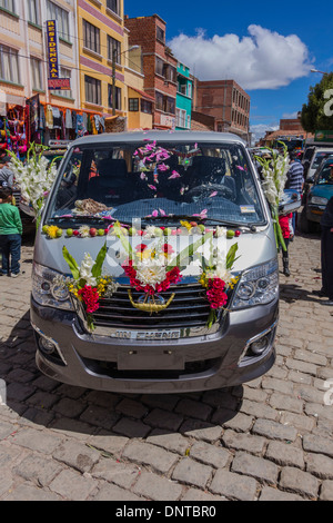 La bénédiction de l'automobiles à Copacabana, Bolivie. Banque D'Images