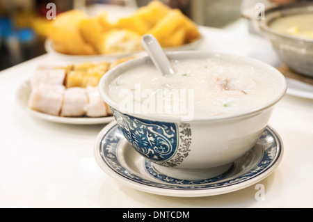 Hong kong classique congee servi dans les cafés Banque D'Images