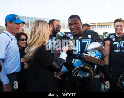 Le 31 décembre 2013 - El Paso, TX, États-Unis d'Amérique - 31 décembre 2013, El Paso, TX...attaquer défensive UCLA (97) Kenny Clark d'être interviewé par Allie Laforce après avoir obtenu le Jimmy Rogers Jr. Poseur MVP Trophée. L'UCLA Bruins défait les Virginia Tech Hokies 42-12 le Mardi, Décembre 31, 2013 dans le Sun Bowl Hyundai à El Paso, TX. (Crédit obligatoire : Juan Lainez / MarinMedia.org / Cal Sport Media) (photographe complet, et de crédit requise) Banque D'Images