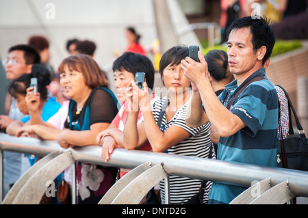 Les touristes de Chine continentale en prenant des photos dans Golden Bauhinia Square, Wan Chai Banque D'Images