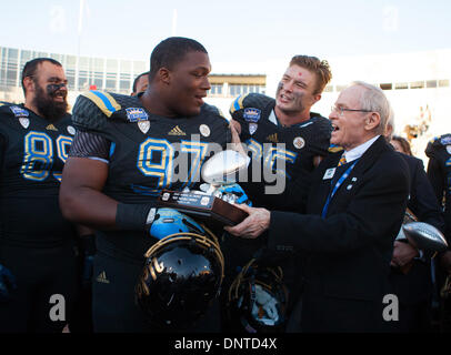 Le 31 décembre 2013 - El Paso, TX, États-Unis d'Amérique - 31 décembre 2013, El Paso, TX...attaquer défensive UCLA (97) Kenny Clark acceptant les Jimmy Rogers Jr. Poseur MVP Trophée. L'UCLA Bruins défait les Virginia Tech Hokies 42-12 le Mardi, Décembre 31, 2013 dans le Sun Bowl Hyundai à El Paso, TX. (Crédit obligatoire : Juan Lainez / MarinMedia.org / Cal Sport Media) (photographe complet, et de crédit requise) Banque D'Images