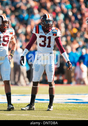 30 décembre 2013 - El Paso, TX, États-Unis d'Amérique - 31 décembre 2013, El Paso, TX...évoluait de Virginia Tech (31) recherche le Facyson Brandon jouer l'appel au cours de l'UCLA contre Virginia Tech match de football. L'UCLA Bruins défait les Virginia Tech Hokies 42-12 le Mardi, Décembre 31, 2013 dans le Sun Bowl Hyundai à El Paso, TX. (Crédit obligatoire : Juan Lainez / MarinMedia.org / Cal Sport Media) (photographe complet, et de crédit requise) Banque D'Images