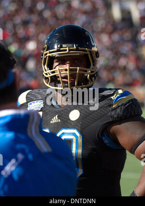 30 décembre 2013 - El Paso, TX, États-Unis d'Amérique - 31 décembre 2013, El Paso, TX...le secondeur de l'UCLA (90) Ellis McCarthy est défini au cours de l'UCLA contre Virginia Tech match de football. L'UCLA Bruins défait les Virginia Tech Hokies 42-12 le Mardi, Décembre 31, 2013 dans le Sun Bowl Hyundai à El Paso, TX. (Crédit obligatoire : Juan Lainez / MarinMedia.org / Cal Sport Media) (photographe complet, et de crédit requise) Banque D'Images