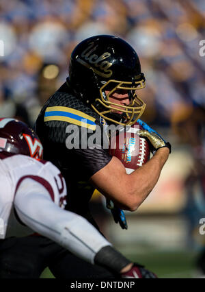 Le 31 décembre 2013 - El Paso, TX, États-Unis d'Amérique - 31 décembre 2013, El Paso, TX...running back de l'UCLA (33) Steven Manfro en action pendant le match de football. L'UCLA Bruins défait les Virginia Tech Hokies 42-12 le Mardi, Décembre 31, 2013 dans le Sun Bowl Hyundai à El Paso, TX. (Crédit obligatoire : Juan Lainez / MarinMedia.org / Cal Sport Media) (photographe complet, et de crédit requise) Banque D'Images