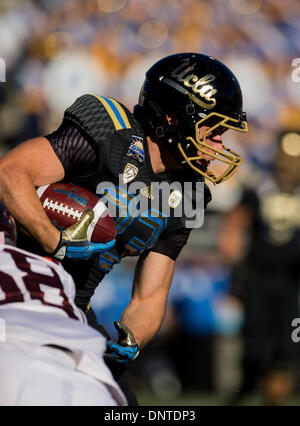 Le 31 décembre 2013 - El Paso, TX, États-Unis d'Amérique - 31 décembre 2013, El Paso, TX...running back de l'UCLA (33) Steven Manfro en action pendant le match de football. L'UCLA Bruins défait les Virginia Tech Hokies 42-12 le Mardi, Décembre 31, 2013 dans le Sun Bowl Hyundai à El Paso, TX. (Crédit obligatoire : Juan Lainez / MarinMedia.org / Cal Sport Media) (photographe complet, et de crédit requise) Banque D'Images