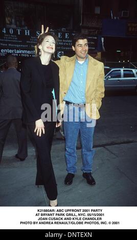 15 mai 2001 - K21880AR : ABC UPFRONT PARTY 2001.au Bryant Park Grill, NEW YORK. 05/15/2001.JOAN CUSACK ET KYLE CHANDLER. ANDREA 2001 RENAULT/(Credit Image : © Globe Photos/ZUMAPRESS.com) Banque D'Images