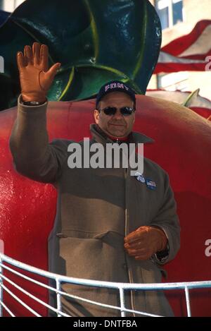 Le 26 novembre 2001 - K23481L : 11/22/01.Le 75 e congrès annuel de Macy's Thanksgiving Day Parade À NEW YORK..JOE TORRE. HENRY McGEE/(2001 Image : © Crédit Photos Globe/ZUMAPRESS.com) Banque D'Images