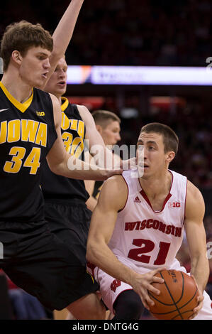 Madison, Wisconsin, USA. 5Th Jan, 2014. 5 janvier 2014 : Wisconsin Badgers guard Josh Gasser # 21 ressemble à marquer dans le panier du Wisconsin au cours de la jeu de basket-ball de NCAA entre l'Iowa Hawkeyes et le Wisconsin Badgers au Kohl Center à Madison, WI. Le 4e rang des blaireaux défait le 22e classé Hawkeyes 75-71. John Fisher/CSM/Alamy Live News Banque D'Images