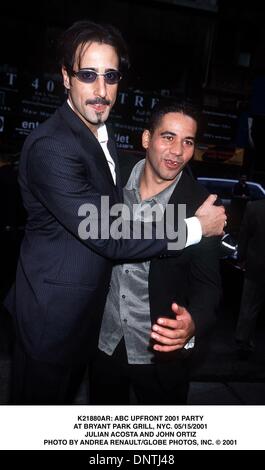 15 mai 2001 - K21880AR : ABC UPFRONT PARTY 2001.au Bryant Park Grill, NEW YORK. 05/15/2001.JULIAN ACOSTA ET JOHN ORTIZ. ANDREA 2001 RENAULT/(Credit Image : © Globe Photos/ZUMAPRESS.com) Banque D'Images