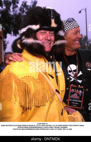 14 novembre 1999 - LOVE RIDE 16,20000 MOTOS RIDE de Glendale, CA AU LAC CASTAIC, CA POUR RECUEILLIR DES FONDS POUR DES ORGANISMES DE BIENFAISANCE (MDA).PETER FONDA (GRANDMARSHALL) AVEC LARRY HAGMAN 'SKUNK'. NINA PROMMER/ 1999 K17190NP NOV 14,1999(Credit Image : © Globe Photos/ZUMAPRESS.com) Banque D'Images