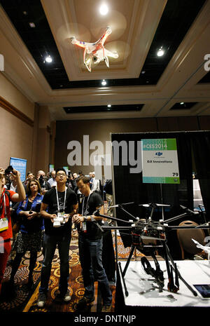 Las Vegas, Nevada. 5Th Jan, 2014. CES PERSONNES participent à la "dévoilé", un aperçu des médias à l'Assemblée l'événement Consumer Electronics Show (CES), à Las Vegas, Nevada, le 5 janvier 2014. Le plus grand salon des technologies de consommation, également connu sous le nom de la Consumer Electronics Show (CES), se déroule du 7 au 10 Janvier à Las Vegas, Nevada. Credit : Fang Zhe/Xinhua/Alamy Live News Banque D'Images