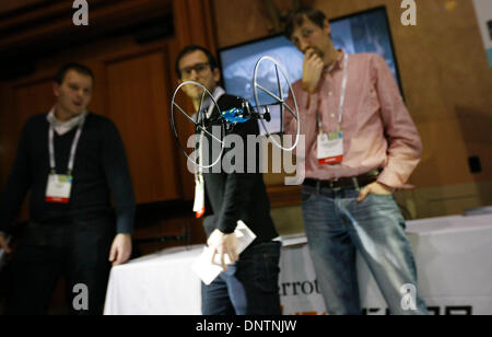 Las Vegas, Nevada. 5Th Jan, 2014. Les gens regardent un MiniDrone Parrot a dévoilé au cours de la SCÉ,' 'un aperçu des médias à l'Assemblée l'événement Consumer Electronics Show (CES), à Las Vegas, Nevada, le 5 janvier 2014. Le plus grand salon des technologies de consommation, également connu sous le nom de la Consumer Electronics Show (CES), se déroule du 7 au 10 Janvier à Las Vegas, Nevada. Credit : Fang Zhe/Xinhua/Alamy Live News Banque D'Images