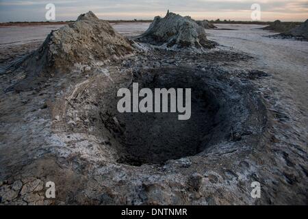 (140106) --LOS ANGELES, le 6 janvier 2014 (Xinhua) -- un volcan de boue est vu près de la mer de Salton à Bombay Beach, Californie, le 4 janvier 2014. En mars 2012, la Cour suprême de Californie a maintenu un système de transfert d'eau qui seraient probablement couper le ruissellement agricole qui complète le plus grand lac de Californie, la mer de Salton. Si le lac s'assèche, les environnementalistes et les défenseurs de la santé craignent qu'elle donnera le coup d'une poussière toxique lacé avec le sélénium et l'arsenic qui pourrait se propager à travers la Californie du Sud. (Xinhua/Zhao Hanrong) (bxq) Banque D'Images