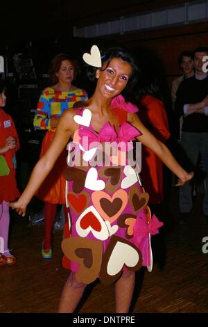 Le 31 octobre 2002 - Â© IMAPRESS. PH : YANNIS VLAMOS..8Ã©MOI EDITION DU SALON DU CHOCOLAT AU CAROUSSEL DU LOUVRE A PARIS. ..LAURE DE LATTRE : EX LOFTEUSE DEVENUE ANIMATRICE .IMAPRESS/(2002 Image Crédit : © Globe Photos/ZUMAPRESS.com) Banque D'Images