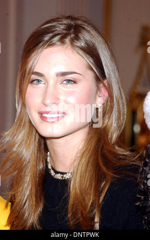 25 nov., 2002 - K27523AR ''QUAND HARRY A RENCONTRÉ ETHEL''.ELITE MODEL LAUREN BUSH DÉVOILE SA MAISON DE TREE.FAITES D'ETHEL M CHOCOLATES ET HARRY WINSTON GEMS, CHAMBRE DE HARRY WINSTON, NYC 11/25/2002. ANDREA 2002 RENAULT/.(Image Crédit : © Globe Photos/ZUMAPRESS.com) Banque D'Images