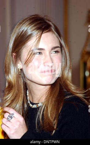 25 nov., 2002 - K27523AR ''QUAND HARRY A RENCONTRÉ ETHEL''.ELITE MODEL LAUREN BUSH DÉVOILE SA MAISON DE TREE.FAITES D'ETHEL M CHOCOLATES ET HARRY WINSTON GEMS, CHAMBRE DE HARRY WINSTON, NYC 11/25/2002. ANDREA 2002 RENAULT/.(Image Crédit : © Globe Photos/ZUMAPRESS.com) Banque D'Images