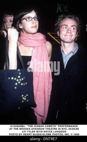 5 mai 1999 - K1559505/05/99 HMC.''L'Iceman Cometh'' PERFORMANCE .AU BROOKS ATKINSON THEATRE À NEW YORK..LIV TYLER AVEC ROYCE LANGDON . HENERY McGEE/(1999 Image : © Crédit Photos Globe/ZUMAPRESS.com) Banque D'Images