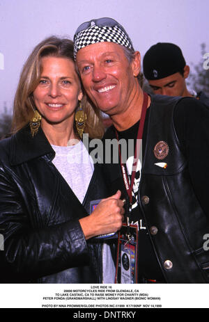 14 novembre 1999 - LOVE RIDE 16,20000 MOTOS RIDE de Glendale, CA .AU LAC CASTAIC, CA POUR RECUEILLIR DES FONDS POUR DES ORGANISMES DE BIENFAISANCE (MDA).PETER FONDA (GRANDMARSHALL) AVEC LINDSAY WAGNER (Bionic Woman).. NINA PROMMER/ 1999 K17190NP NOV 14,1999(Credit Image : © Globe Photos/ZUMAPRESS.com) Banque D'Images