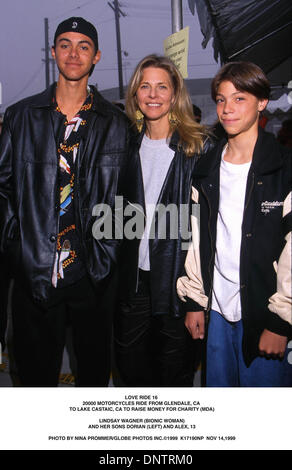 14 novembre 1999 - LOVE RIDE 16,20000 MOTOS RIDE de Glendale, CA .AU LAC CASTAIC, CA POUR RECUEILLIR DES FONDS POUR DES ORGANISMES DE BIENFAISANCE (MDA)..LINDSAY WAGNER (Bionic Woman).ET SON FILS DORIAN (à gauche) et Alex, 13.. NINA PROMMER/ 1999 K17190NP NOV 14,1999(Credit Image : © Globe Photos/ZUMAPRESS.com) Banque D'Images