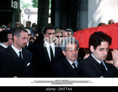 16 juin 2001 - Â© IMAPRESS. PH : CLEMOT / BENITO..FUNÉRAILLES DE LA PRINCESSE LEILA PAHLAVI À PARIS, 16 juin 2001. En deuil total, l'ex-IMPÉRATRICE D'IRAN FARAH PAHLAVI ENTERRÉ SA FILLE DANS LE CIMETIÈRE DE PASSY À PARIS. LEILA Pahlavi, 31 ans, est décédé IL Y A UNE SEMAINE À LONDRES. Le communiqué officiel écrit par sa mère a indiqué qu'elle est décédée dans son sommeil, mais l'EXACT CIRC Banque D'Images