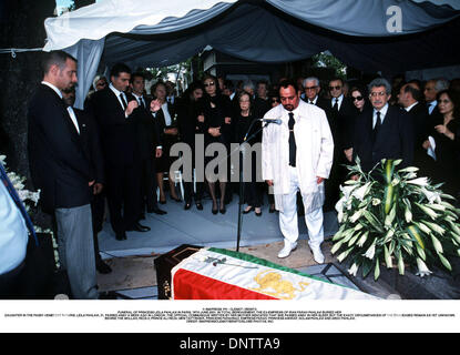 16 juin 2001 - Â© IMAPRESS. PH : CLEMOT / BENITO..FUNÉRAILLES DE LA PRINCESSE LEILA PAHLAVI À PARIS, 16 juin 2001. En deuil total, l'ex-IMPÉRATRICE D'IRAN FARAH PAHLAVI ENTERRÉ SA FILLE DANS LE CIMETIÈRE DE PASSY À PARIS. LEILA Pahlavi, 31 ans, est décédé IL Y A UNE SEMAINE À LONDRES. Le communiqué officiel écrit par sa mère a indiqué qu'elle est décédée dans son sommeil, mais l'EXACT CIRC Banque D'Images