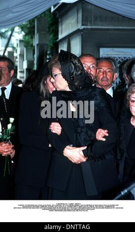 16 juin 2001 - Â© IMAPRESS. PH : CLEMOT / BENITO..FUNÉRAILLES DE LA PRINCESSE LEILA PAHLAVI À PARIS, 16 juin 2001. En deuil total, l'ex-IMPÉRATRICE D'IRAN FARAH PAHLAVI ENTERRÉ SA FILLE DANS LE CIMETIÈRE DE PASSY À PARIS. LEILA Pahlavi, 31 ans, est décédé IL Y A UNE SEMAINE À LONDRES. Le communiqué officiel écrit par sa mère a indiqué qu'elle est décédée dans son sommeil, mais l'EXACT CIRC Banque D'Images