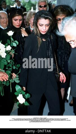 16 juin 2001 - Â© IMAPRESS. PH : BENITO / CLEMOT..FUNÉRAILLES DE LA PRINCESSE LEILA PAHLAVI À PARIS, 16 juin 2001. En deuil total, l'ex-IMPÉRATRICE D'IRAN FARAH PAHLAVI ENTERRÉ SA FILLE DANS LE CIMETIÈRE DE PASSY À PARIS. LEILA Pahlavi, 31 ans, est décédé IL Y A UNE SEMAINE À LONDRES. Le communiqué officiel écrit par sa mère a indiqué qu'elle est décédée dans son sommeil, mais l'EXACT CIRC Banque D'Images